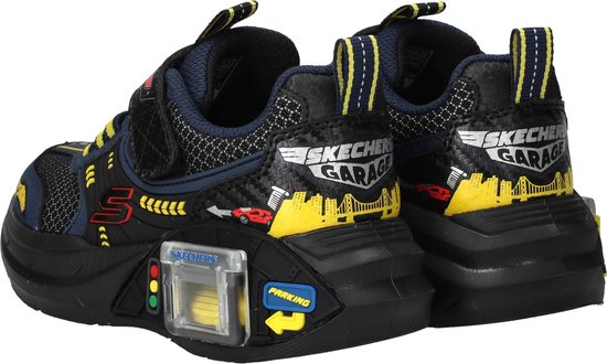Zwarte Skechers veterschoenen met gele en blauwe accenten, raceauto-details en een stoplicht-element.