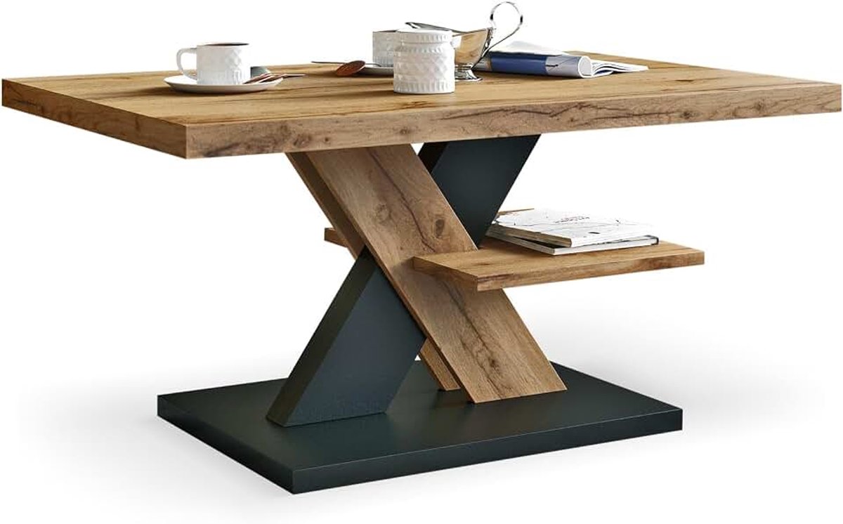 Salontafel in de woonkamer in Wotan eiken en zwart met plank, modern centraal voor thee en koffie. Strak ontwerp en perfecte keuze - een stijlvolle aanvulling op iedereen