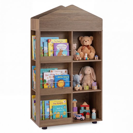 Houten boekenkast in huisvorm met boeken, knuffels en houten speelgoed.