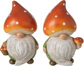 Twee kabouters met oranje paddenstoelenhoeden met witte stippen, witte baarden. Een draagt een mandje met paddenstoelen, de ander een kleine paddenstoel.