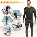 Man in thermisch ondergoed met lange mouwen, groen en zwart, met geometrische patronen, met afbeeldingen van wintersporten.