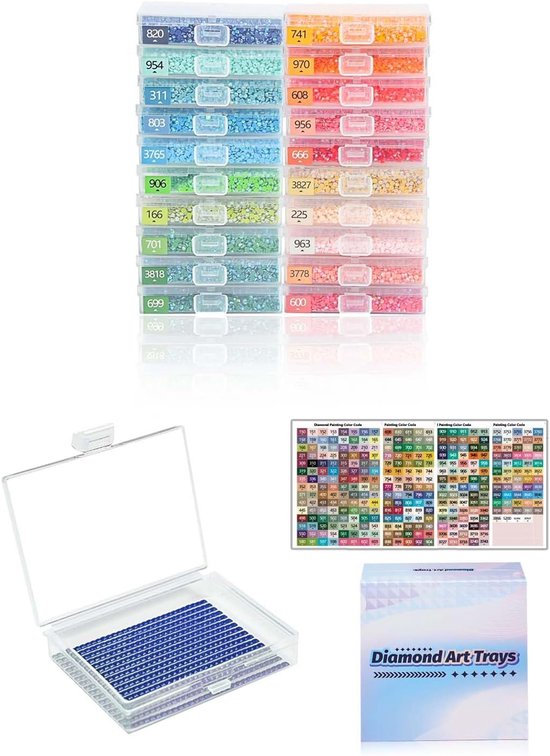 Een stapel doorzichtige bakjes met veel gekleurde diamantverf-kralen, met labels. Er is ook een transparant bakje met blauwe kralen en een kleurenkaart.