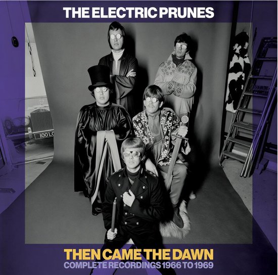 Vijf mannen in retrokleding, waaronder een met hoge hoed, poseert voor albumhoes 'The Electric Prunes'.