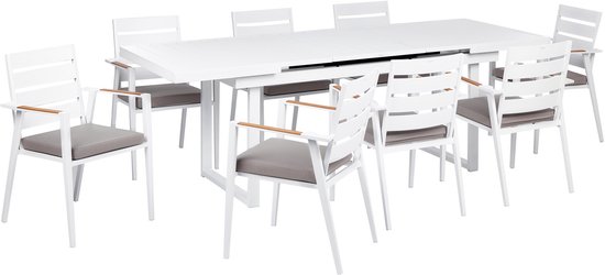 Een witte uitschuifbare tafel met acht grijze stoelen met houten armleuningen, geïsoleerd.