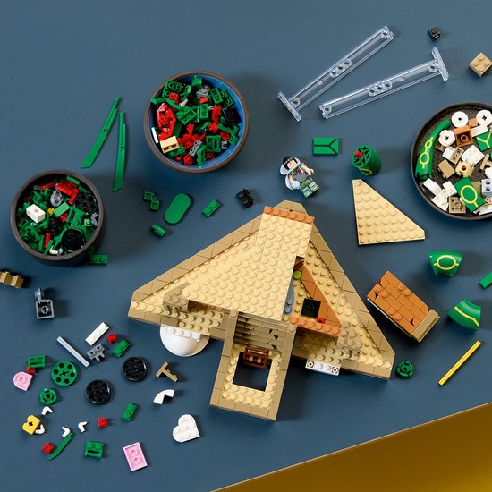 LEGO onderdelen voor een bruin altaar en groene Rayquaza, met bakjes vol stenen en een figuurtje.
