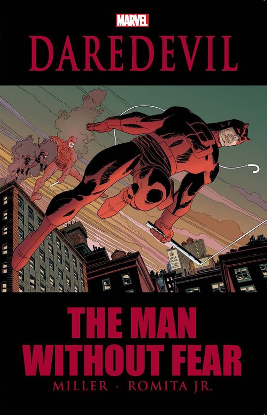 Daredevil in rood en zwart, met rode hoorns, vecht in een stad. 'The Man Without Fear' staat onderaan.