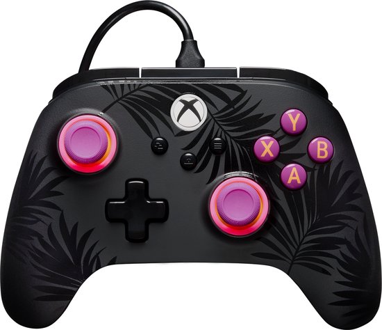 Zwarte controller met palmbladpatroon, paarse thumbsitcks met roze gloed. D-pad en knoppen.