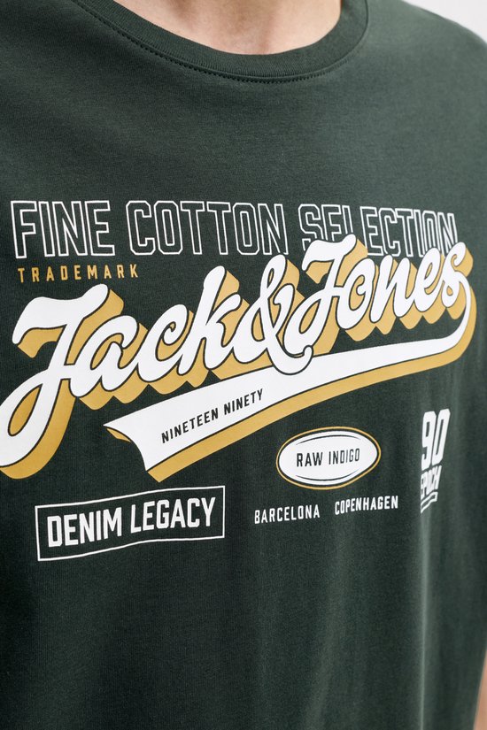 Donkergroen T-shirt met opdruk 'Jack & Jones', 'Fine Cotton Selection', 'Nineteen Ninety' en 'Denim Legacy'.