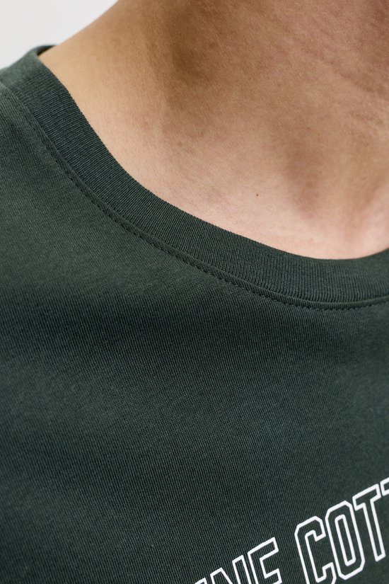 Detail van de ronde hals van een donkergroen T-shirt met stiksels.