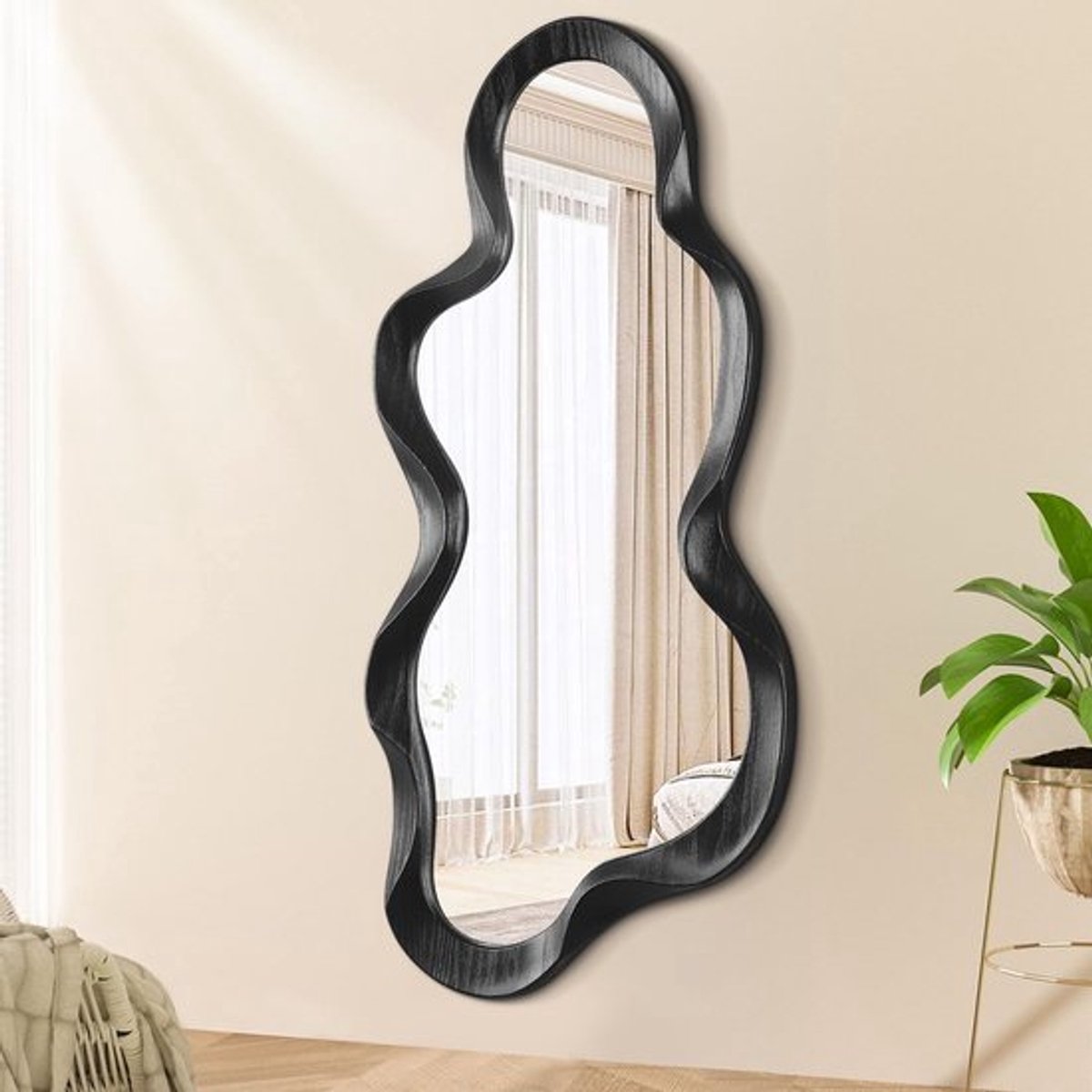 Unieke wandspiegel met cloudvorm en asymmetrie