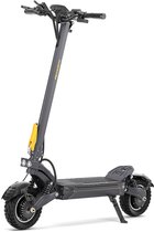 Zwarte elektrische step met gele hendel, twee koplampen en off-road wielen, frontaal.