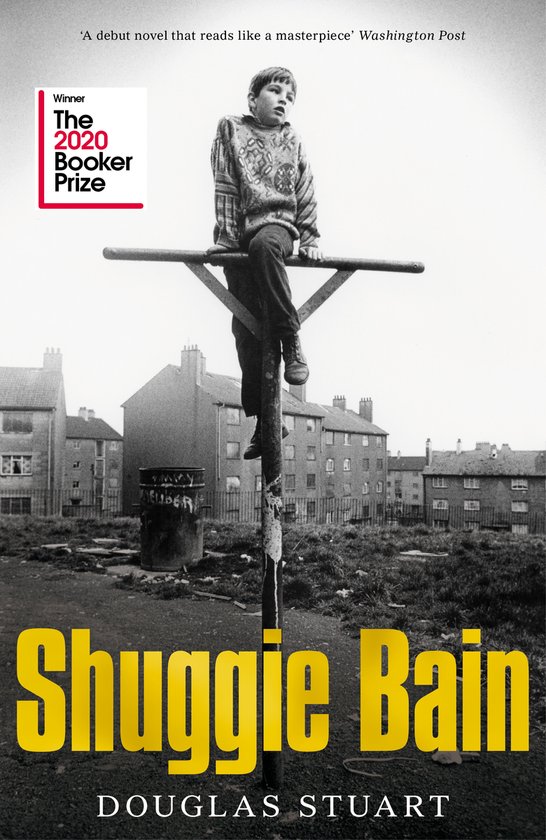 Boekomslag van 'Shuggie Bain' met een jongen die op een doelpaal zit. 'Winner The 2020 Booker Prize' is zichtbaar.