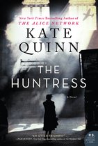 Boekomslag met de titel 'The Huntress' en de naam Kate Quinn. Een silhouet van een persoon staat op de voorgrond met op de achtergrond een vliegdekschip.