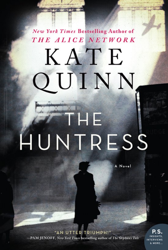 Boekomslag met de titel 'The Huntress' en de naam Kate Quinn. Een silhouet van een persoon staat op de voorgrond met op de achtergrond een vliegdekschip.