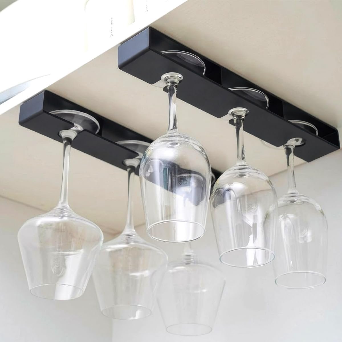 SnelShoppen - Hangende Wijnglashouder 2 Stuks - Zelfklevende Plastic Wijnglazenhouder Onder de Kast - Duurzaam Zwart voor Keuken, Bar en Restaurant