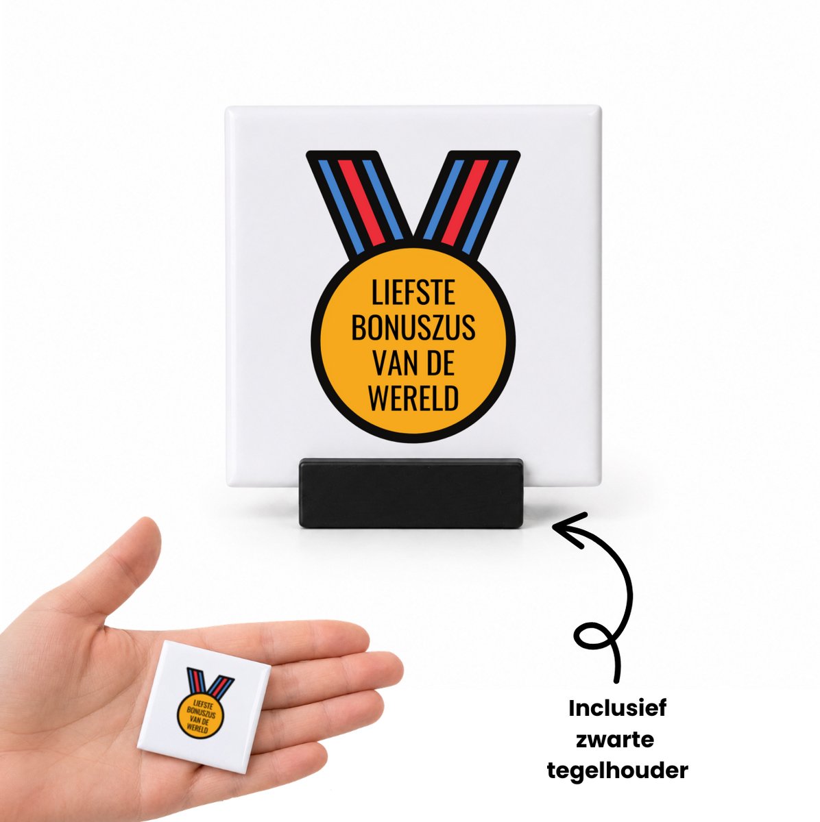 Hacebo liefste bonuszus van de wereld tegeltje met tegelhouder - Zus - de liefste bonuszus - tegeltjes met tekst - verjaardagscadeau - verjaardag - cadeau - cadeautje voor zus - zus artikelen - kado - geschenk - gift - spreuktegels - 4.8x4.8 CM Wit