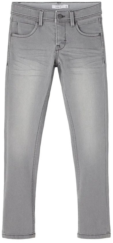Grijze jeans met rechte pijpen, voor- en achterzakken, en een knoop- en ritssluiting.