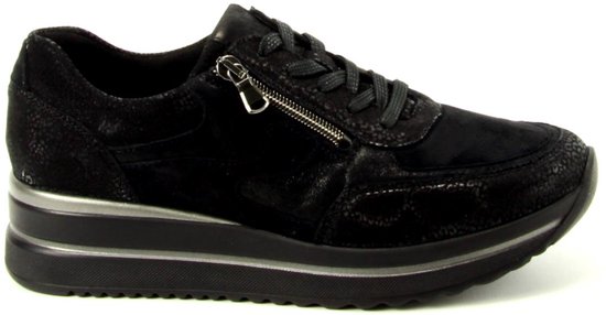 Zwarte sneaker met zilveren rits en dikke zool, zijaanzicht.
