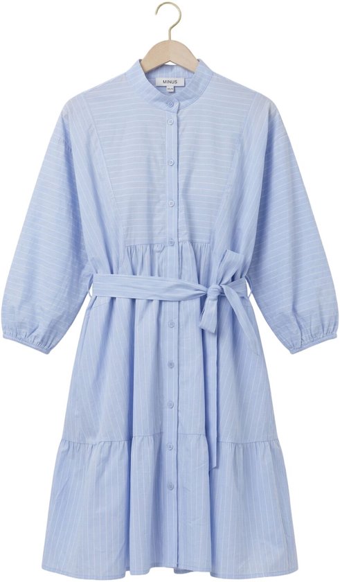 Robe bleu clair à rayures verticales blanches, ceinture à nouer et manches ballon.