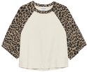 Wit raglan T-shirt met korte, wijde mouwen met luipaardprint. Catwalk Junkie label zichtbaar.