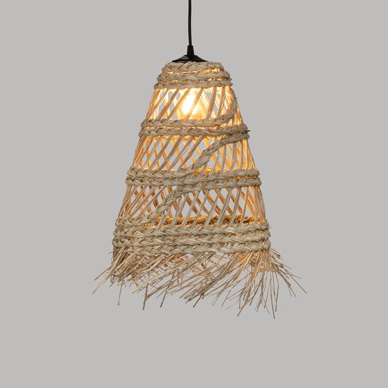 Natuurlijke rotan hanglamp met open weefsel en gerafelde onderrand, in een kamer met gedimd licht