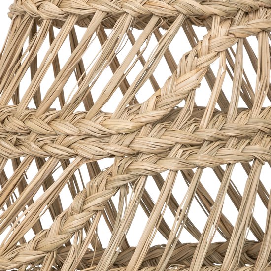 Detail van natuurlijke rotan hanglamp met open diagonale weefselpatronen en vlechten