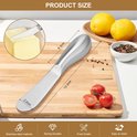 Zilverkleurig botermes van 13,3 cm lang met ergonomisch handvat, naast boter en tomaten.