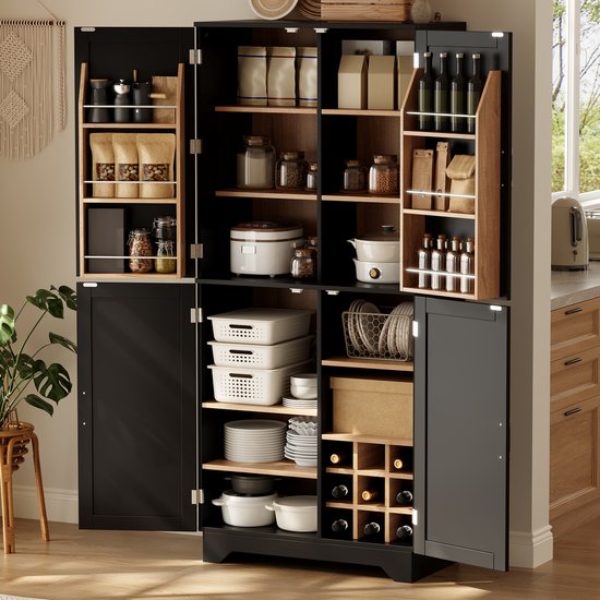 Zwarte voorraadkast, gevuld met diverse producten, in een lichte keuken.