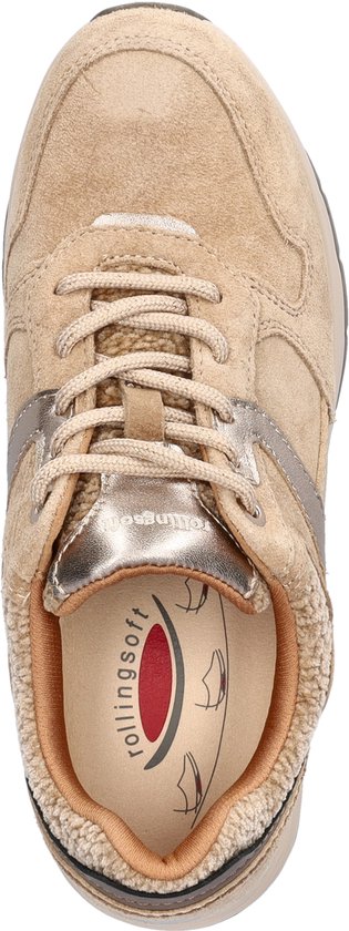 Lichtbruine suède sneaker met veters en een zilveren detail.