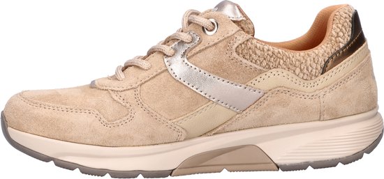 Lichtbruine suède sneaker met veters, zilveren detail en teddy-achtige voering.