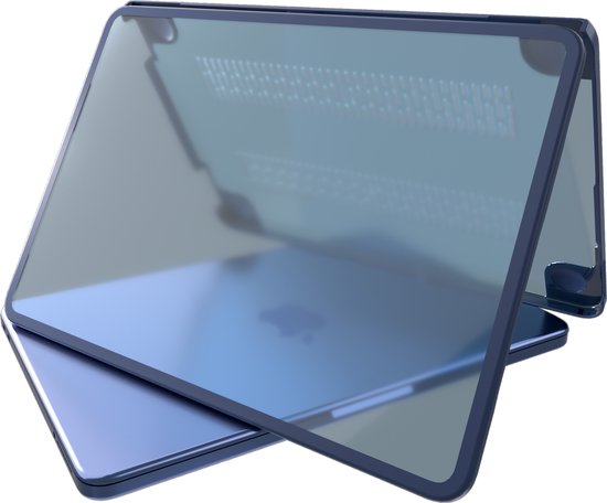 Coque bleu transparent pour MacBook Neo, couvercle ouvert, posée sur un autre MacBook Neo.