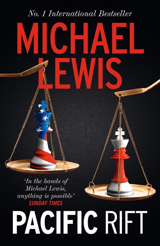 Couverture du livre 'Pacific Rift' de Michael Lewis. Deux pièces d'échecs en forme de rois, l'une aux couleurs du drapeau américain, l'autre rayée rouge et blanc, sont suspendues à une balance.