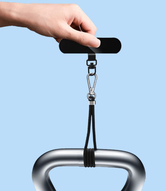 Hand toont een zwarte telefoonkabelclip die een kettlebell met een koord optilt.