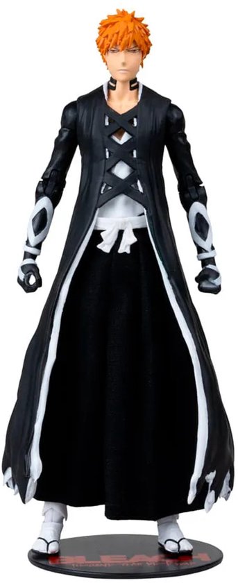 Ichigo Kurosaki actiefiguur met oranje haar, gekleed in een lange zwarte jas met witte details en een zwarte broek.