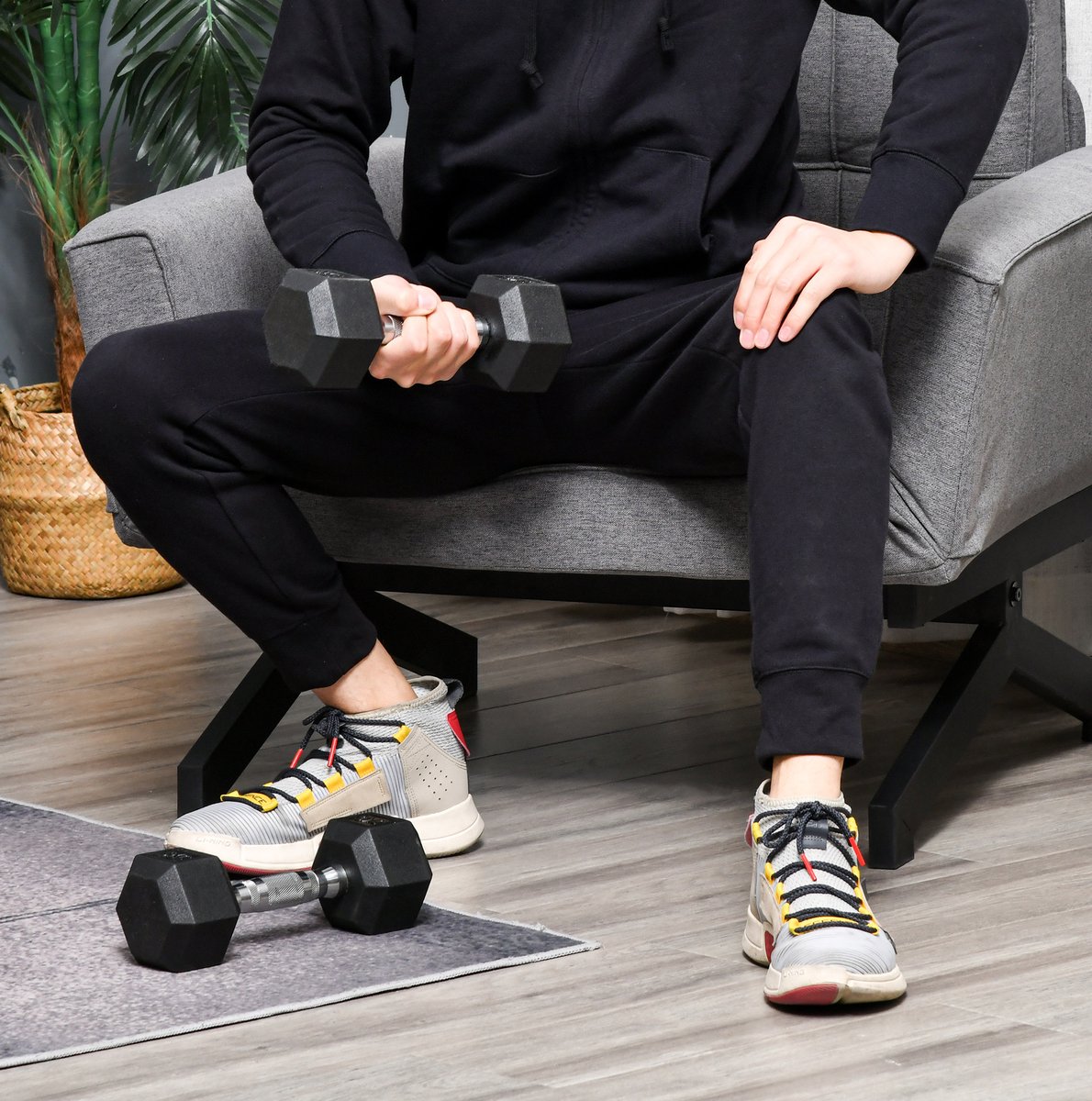 MEUNIQ hexagon dumbbells set van 2 2x5 kg zwart met gietijzer en rubberen coating, zeshoekig antirol ontwerp en gekartelde handgreep voor thuis, sportschool of kantoor