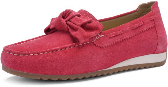 Klassieke rode suède loafer met strikdetail en witte stiksels.