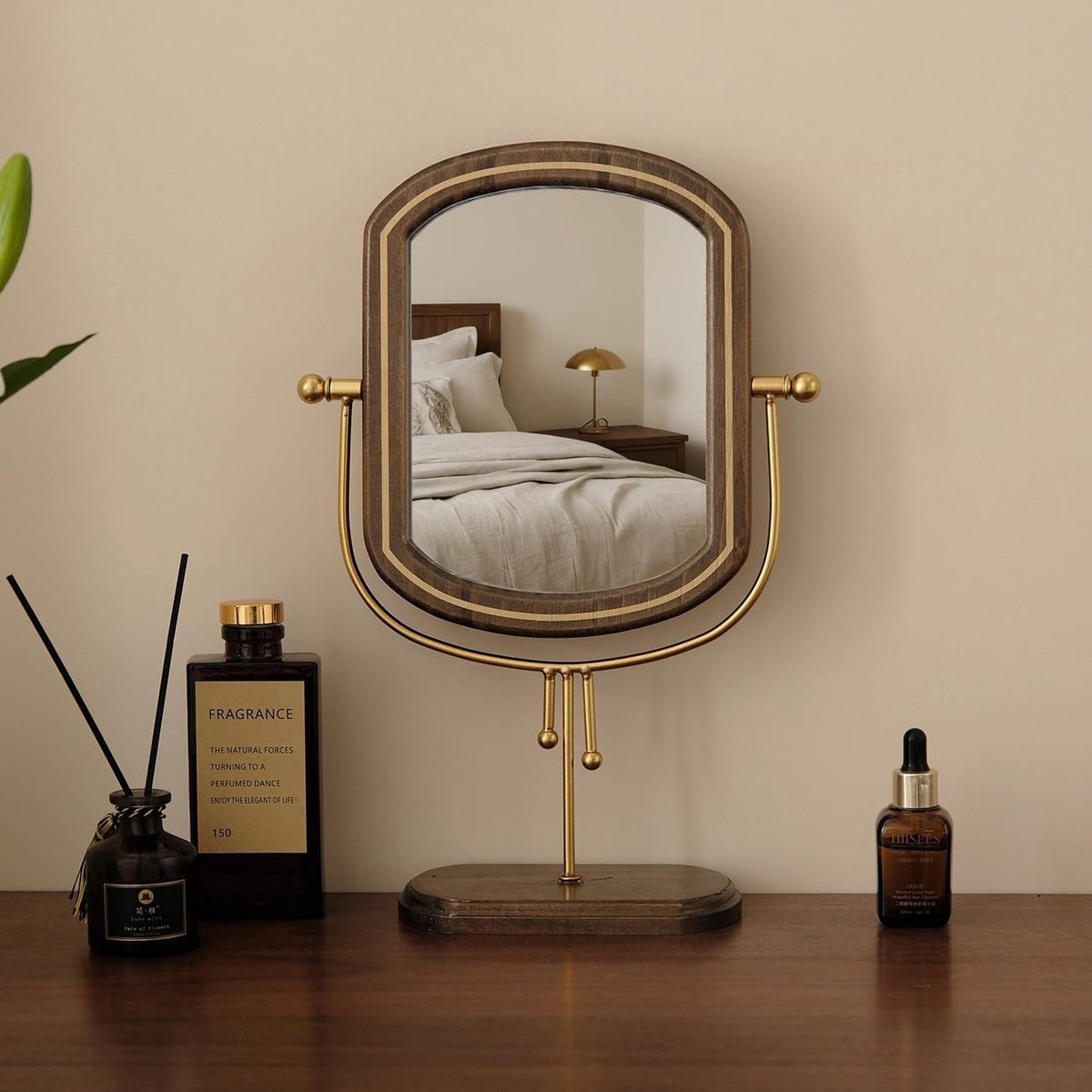 Stijlvolle houten tafelspiegel met standaard voor make-up en interieurdecoratie in badkamer en slaapkamer