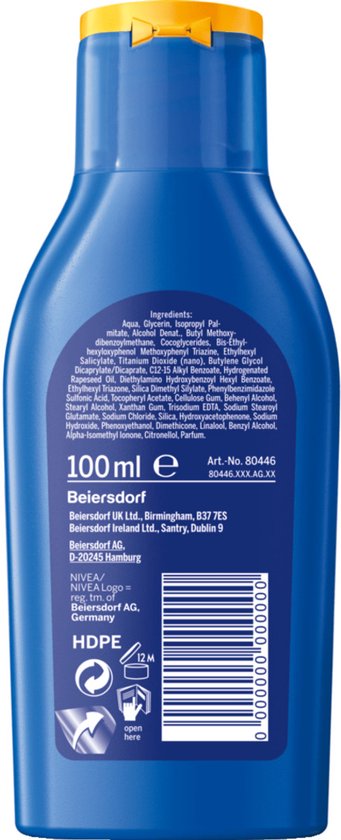 Achterkant van de blauwe NIVEA SUN fles, met ingrediëntenlijst en barcode.