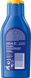 Achterkant van de blauwe NIVEA SUN fles, met ingrediëntenlijst en barcode.