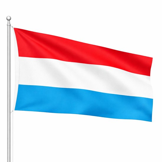Drapeau du Luxembourg flottant avec des bandes rouges, blanches et bleues.