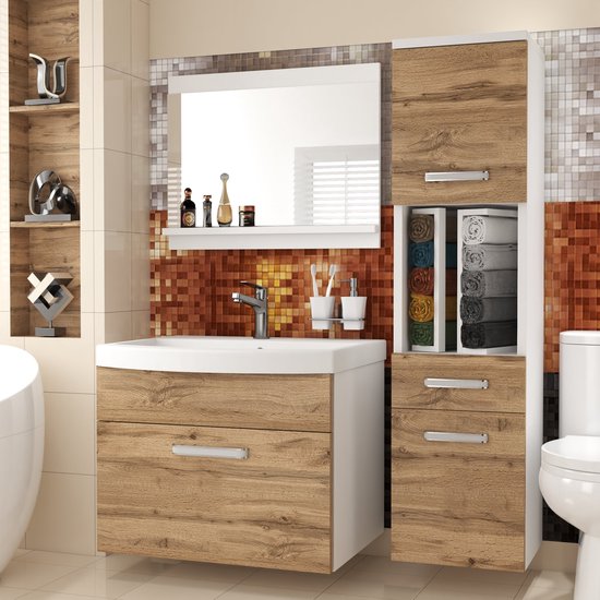 Ensemble de meubles de salle de bain avec façades en bois brun doré, meubles blancs, lavabo, miroir et armoire haute avec serviettes.