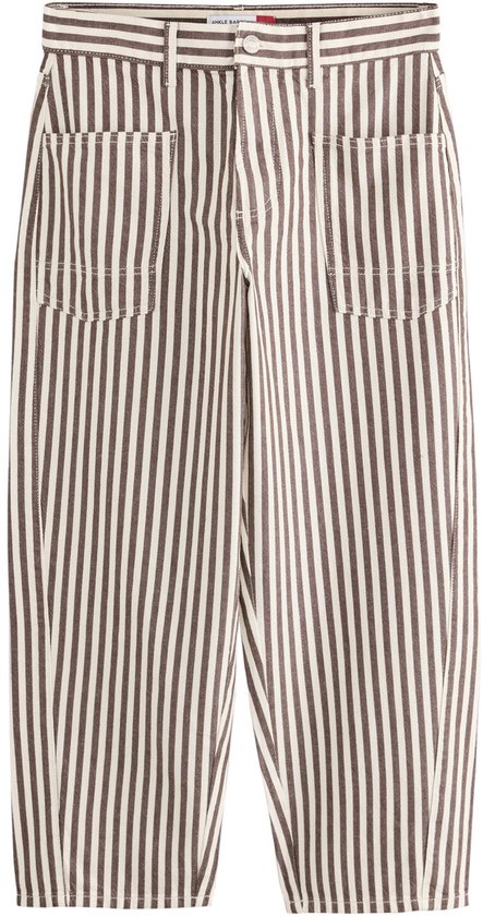 Gebruinde broek met verticale bruine strepen, wijde pijpen en twee steekzakken op de voorkant.