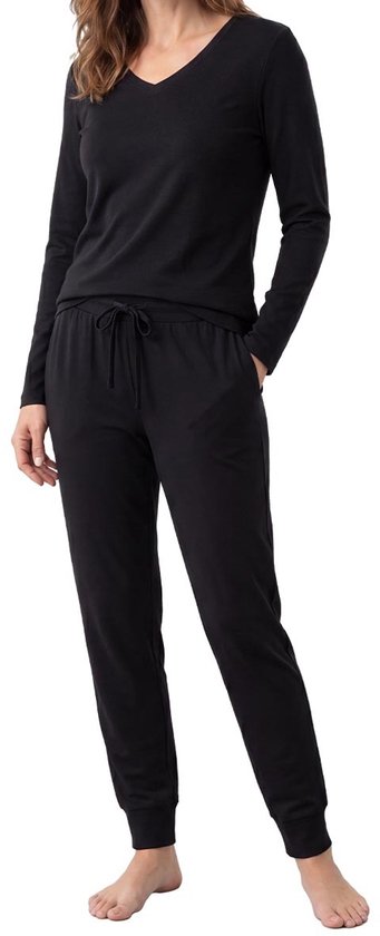 Model met lange mouwen, zwarte pyjamabroek met trekkoord en V-hals. Zwarte pyjamaset.