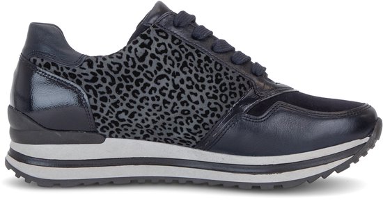 Blauwe Gabor sneaker met luipaardprint op het middenpaneel, glanzende details en veters.
