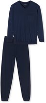 Donkerblauwe pyjamaset met ruitpatroon, bestaande uit een V-hals top en een broek.