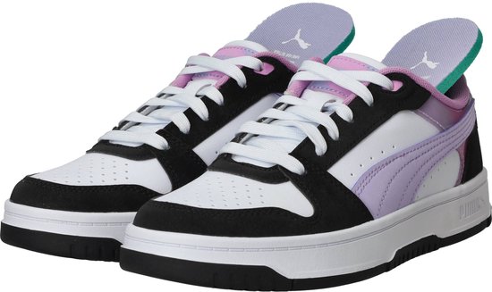 Meisjes Puma sneakers met witte veters, witte, zwarte en paarse panelen, en een roze kraag.