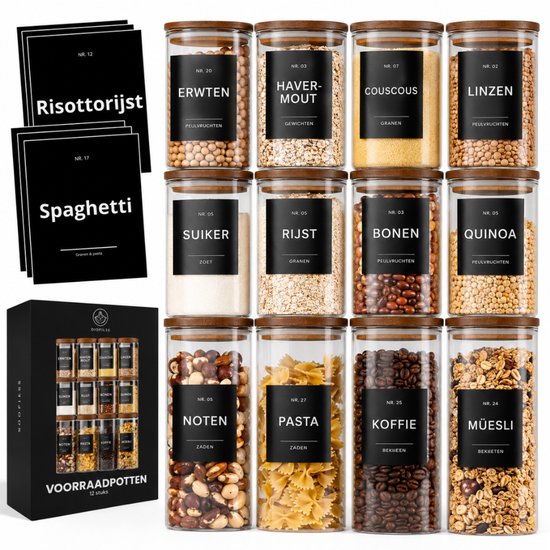 Een set glazen voorraadpotten met houten deksels, gevuld met verschillende ingrediënten zoals rijst, erwten, couscous, havermout, bonen, quinoa, noten, pasta, koffie en muesli. Ook twee kaarten met 'Risottorijst' en 'Spaghetti'.