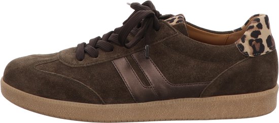 Bruine suède sneaker met donkerbruine veters, zilveren strepen op de zijkant en leopardprint op de hiel.