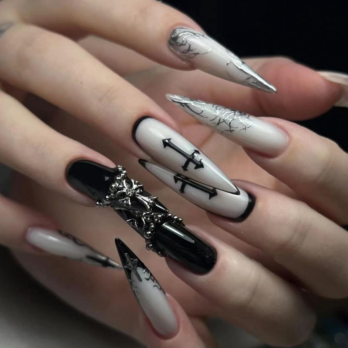 lang, stiletto, zwart, zilver, vlinder, hart, 3D, golvend, kristal, chroom, gothic, press-on nagels met nagellijm, Halloween zwart zilver nepnagels