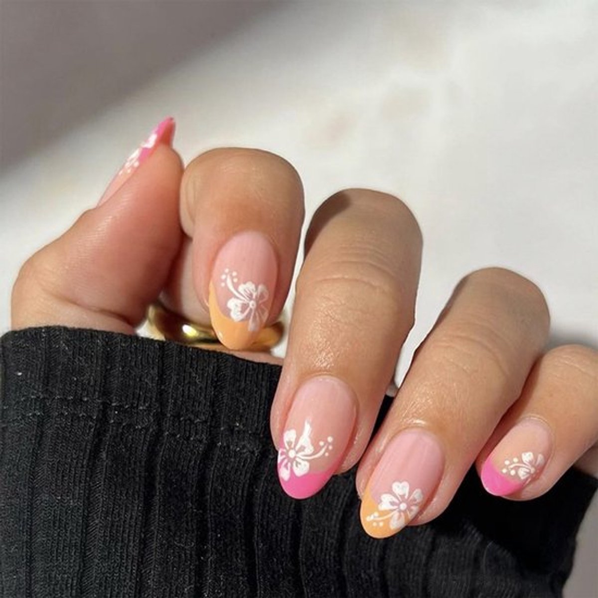 Nepnagels Amandelvormig - Witte Bloem Design - Plaknagels met Lijm - Inclusief Nagelvijl en Stickers - 24 Stuks - Hoogwaardige Materialen - Kunstnagels